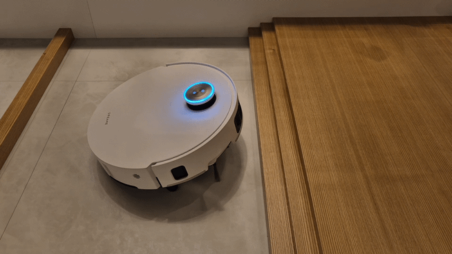 본문 이미지 - 중국 가전기업 드리미의 로봇청소기 신제품 '아쿠아10 울트라 롤러'가 높은 문턱 계단을 넘고 있다. 뉴스1 최동현 기자