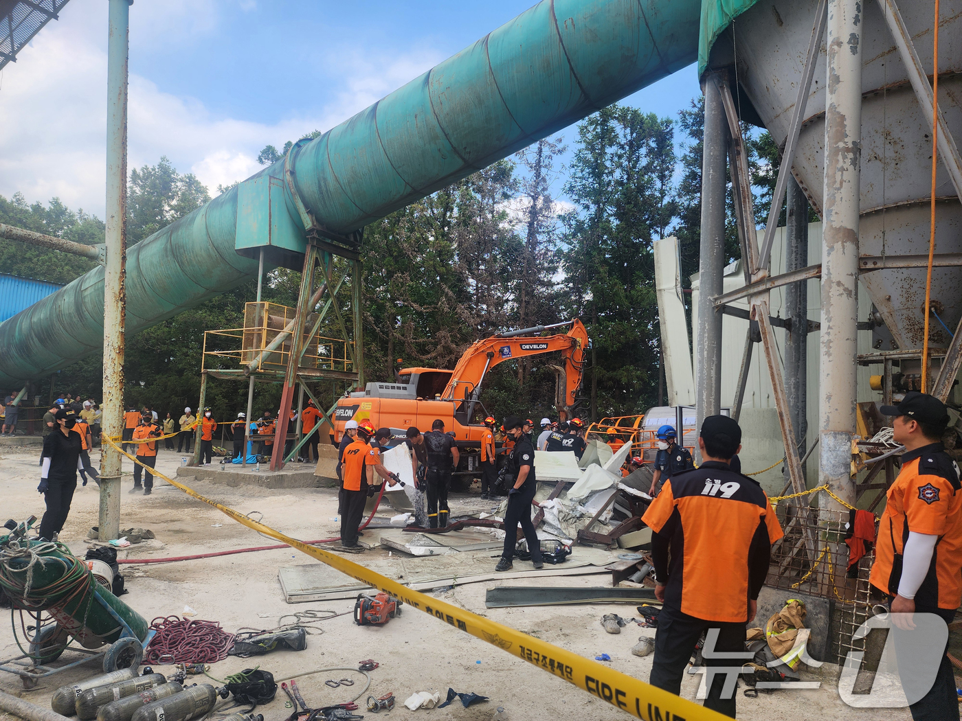 (순천=뉴스1) 이승현 기자 = 21일 오후 1시 29분쯤 전남 순천일반산업단지 내 레미콘 공장에서 지상 간이탱크 청소 작업자 3명이 쓰러져 소방당국이 구조작업을 하고 있다. (독 …