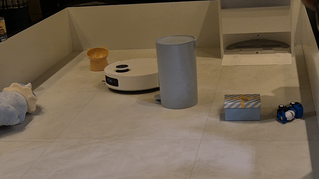 본문 이미지 - 중국 가전기업 드리미의 로봇청소기 신제품 '아쿠아10 울트라 롤러'가 갑자기 나타난 장애물을 회피해 이동하고 있다. 뉴스1 최동현 기자