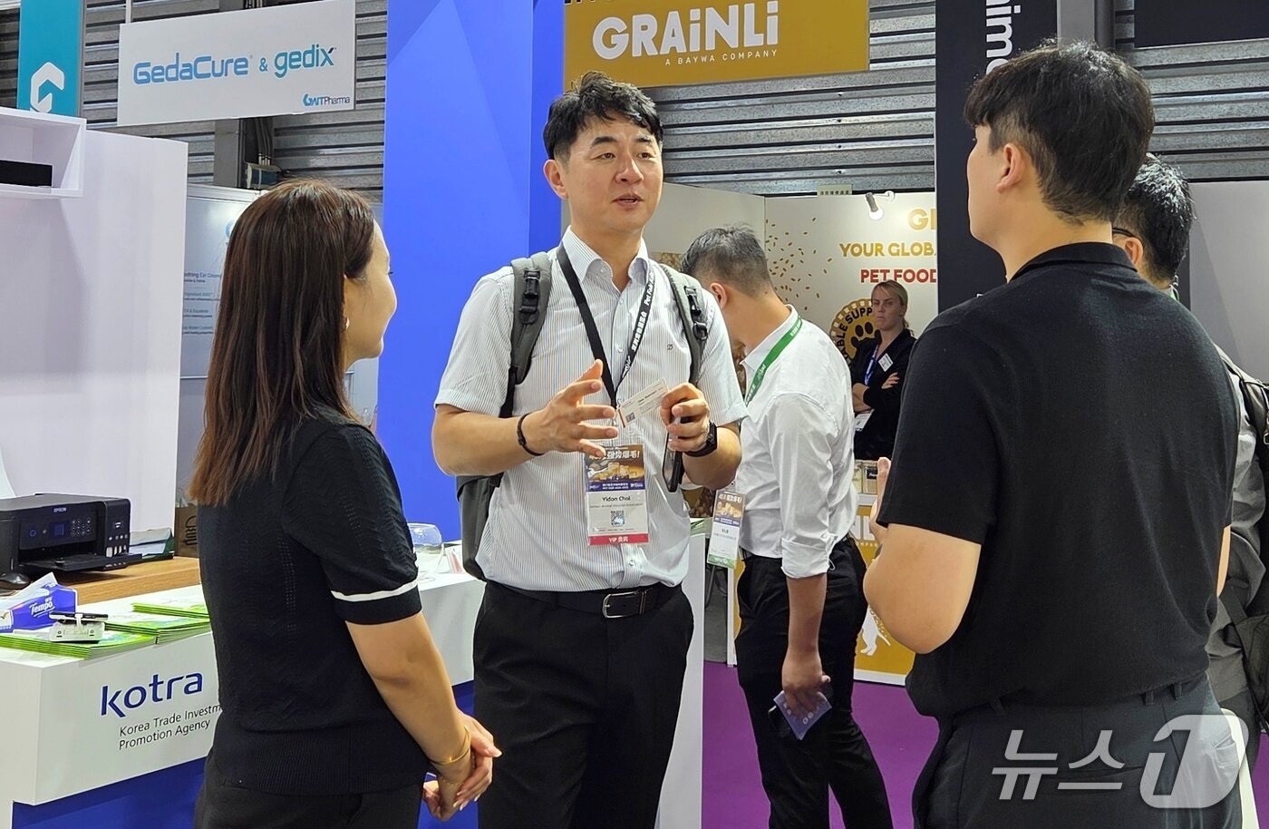 본문 이미지 - 최이돈 한국동물병원협회 회장이 20일 중국 상하이에서 열린 펫페어아시아에서 코트라 관계자들과 대화를 하고 있다. ⓒ 뉴스1 최서윤 기자