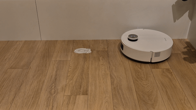 본문 이미지 - 중국 가전기업 드리미의 로봇청소기 신제품 '아쿠아10 울트라 롤러'가 바닥에 묻은 로션을 청소하고 있다. 뉴스1 최동현 기자