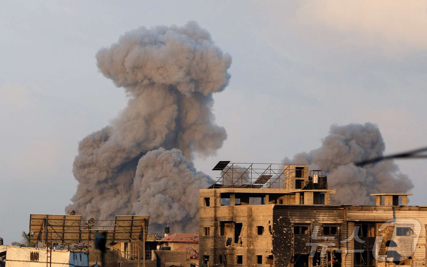 (가자시티 로이터=뉴스1) 권영미 기자 = '기드온의 전차2'라고 이름붙인 이스라엘의 가자 시티 점령작전이 20일(현지시간) 시작됐다. 21일 공습 받은 가자시티의 한 건물에서 연 …