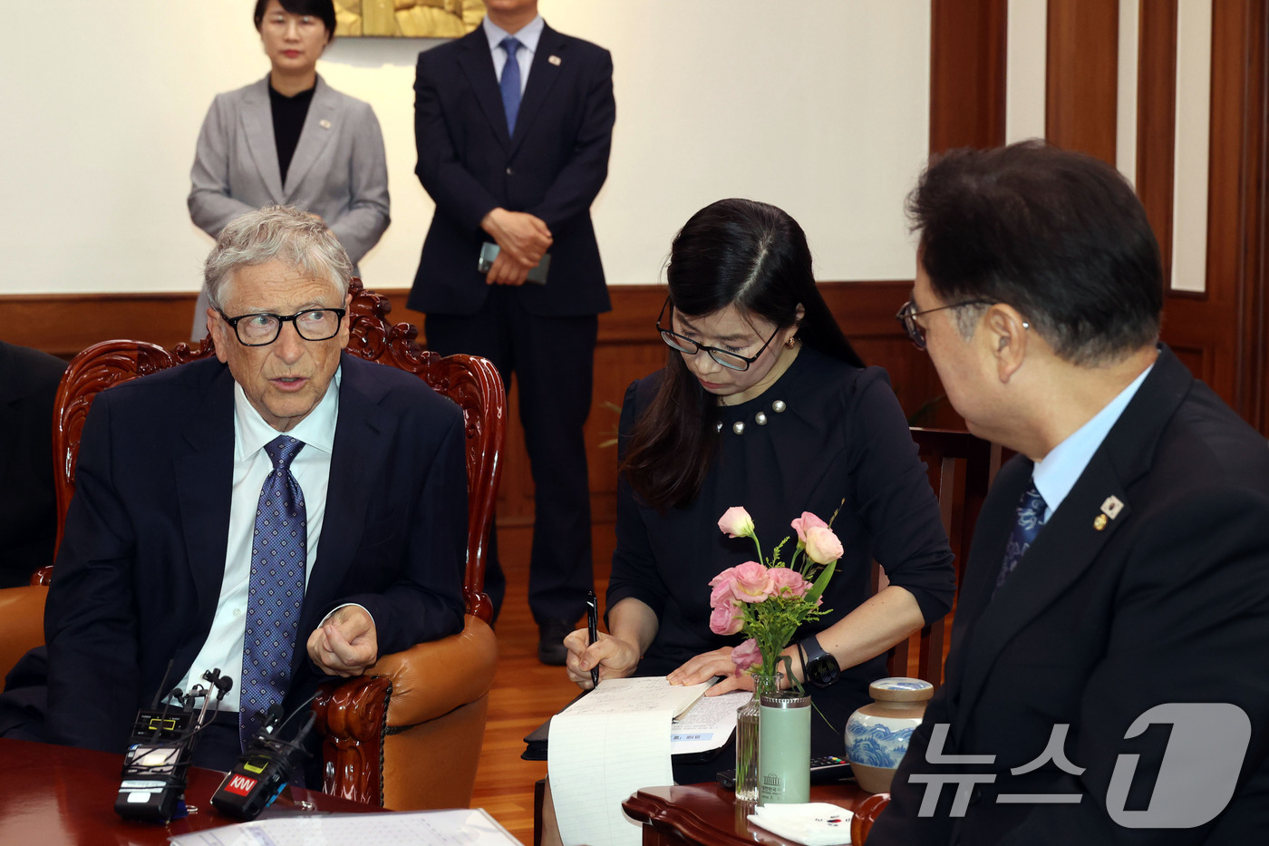 (서울=뉴스1) 국회사진기자단 = 마이크로소프트(MS) 창업자 빌 게이츠 게이츠재단 이사장이 21일 오후 서울 여의도 국회의장 집무실에서 우원식 의장과 환담을 나누고 있다. 202 …