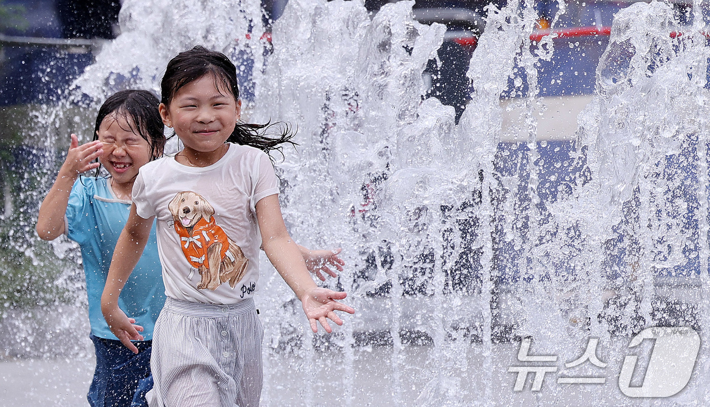 (서울=뉴스1) 박지혜 기자 = 절기상 ‘처서’가 이틀 앞으로 다가왔지만 여전히 찜통 더위가 이어진 21일 오후 서울 광화문광장 바닥분수를 찾은 어린이들이 즐거운 시간을 보내고 있 …