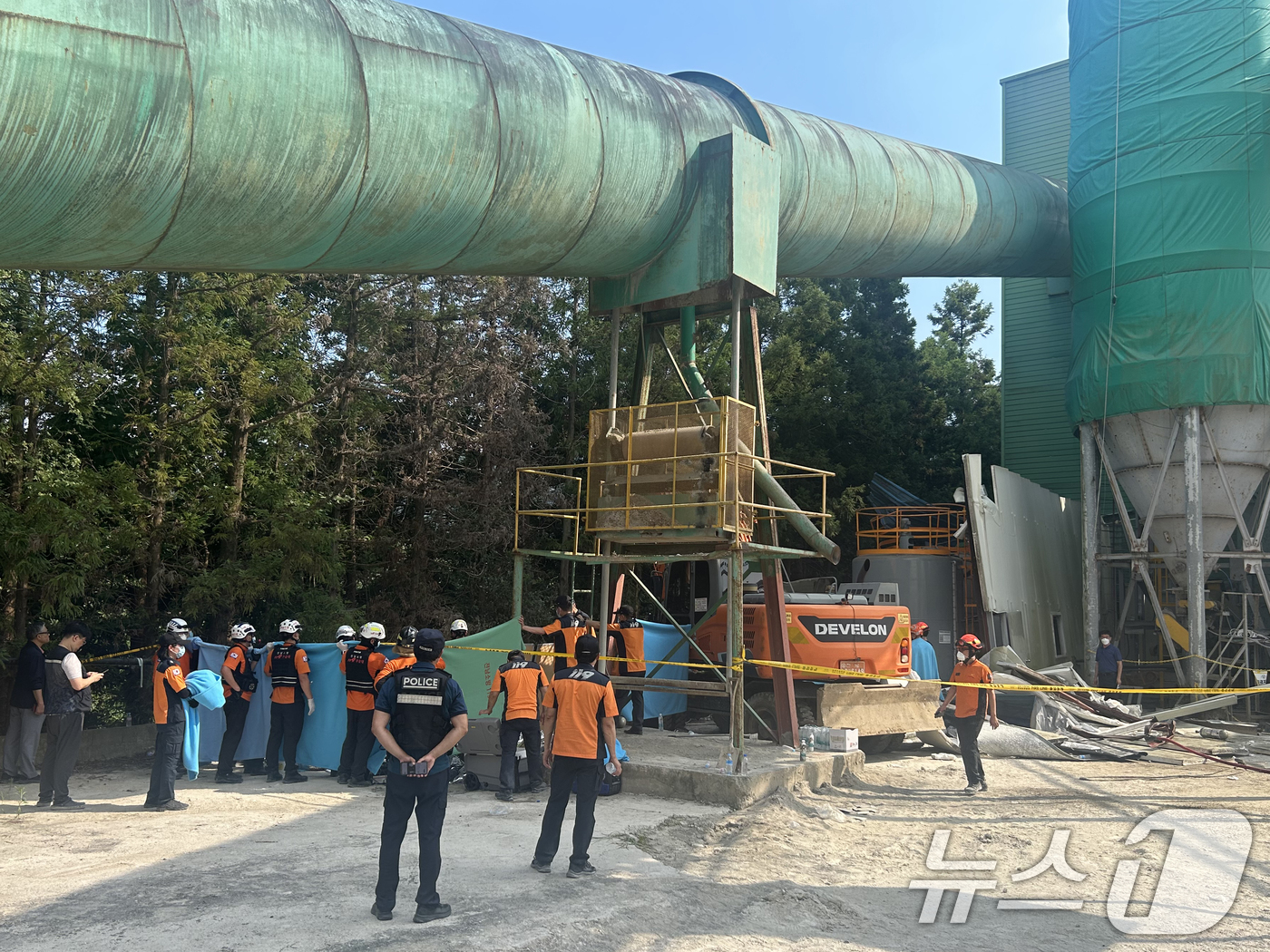 (순천=뉴스1) 이승현 기자 = 21일 오후 1시 29분쯤 전남 순천일반산업단지 내 레미콘 공장에서 지상 간이탱크 청소 작업자 3명이 쓰러져 소방당국이 구조작업을 하고 있다. (독 …