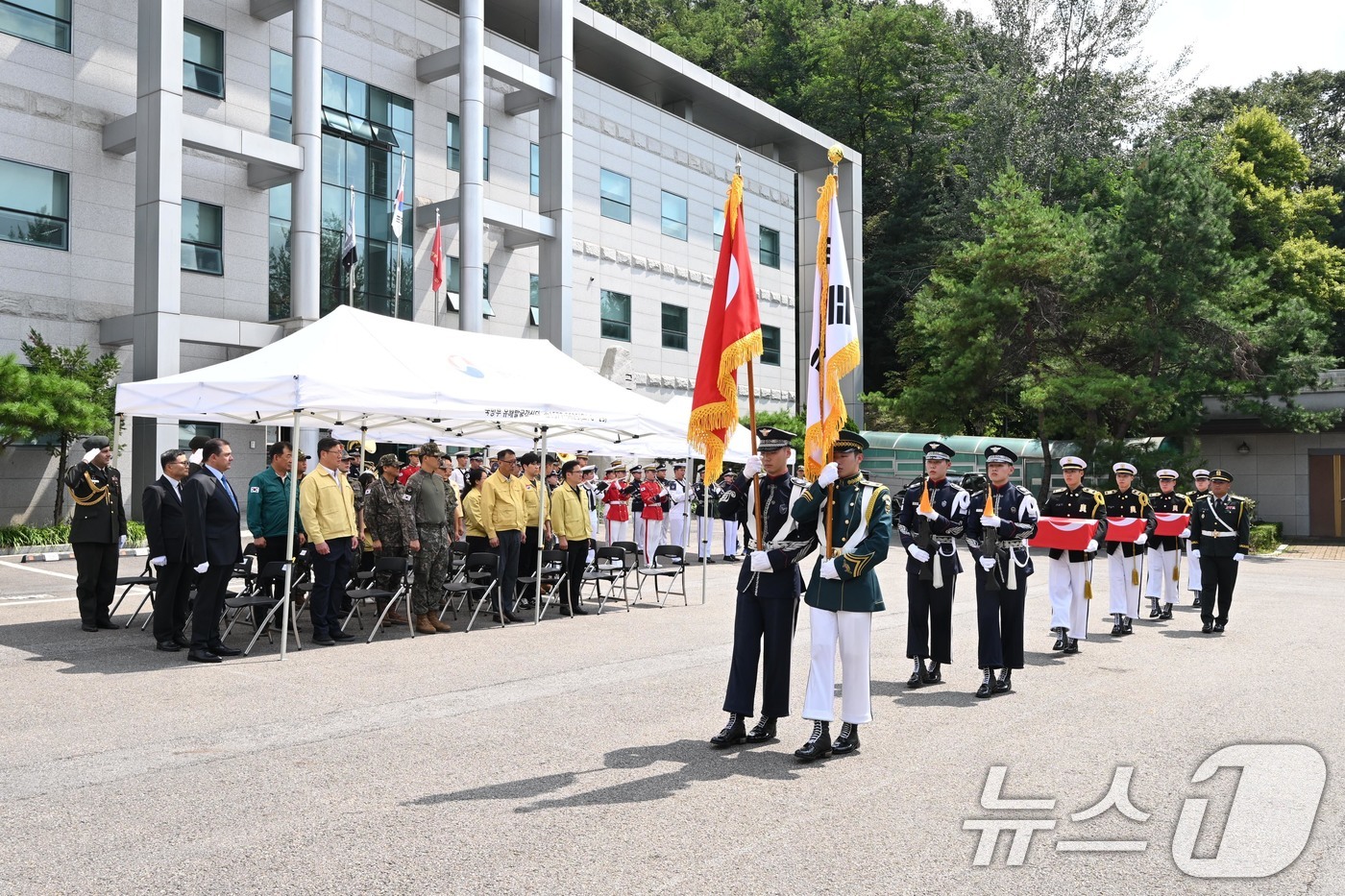 (서울=뉴스1) = 국방부유해발굴감식단은 21일 유엔군사령부로부터 6·25전쟁 당시 조국을 떠나 이역만리 타국인 대한민국을 지키다 장렬히 산화한 튀르키예 군 추정 유해 4위를 인수 …