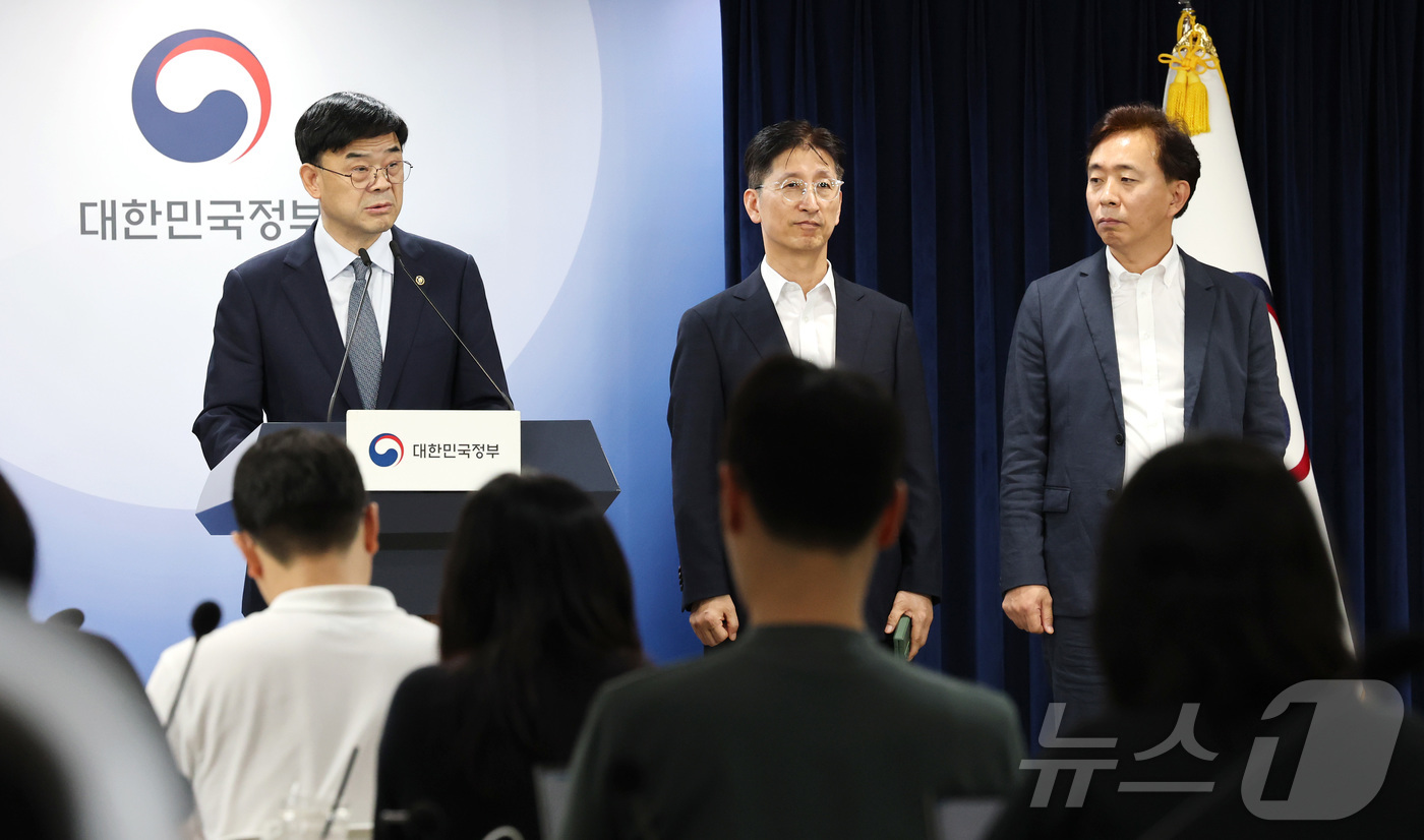 (서울=뉴스1) 임세영 기자 = 이상경 국토교통부 1차관이 21일 오후 서울 종로구 정부서울청사에서 외국인 토지거래허가구역 지정 관련 합동 브리핑을 하고 있다.왼쪽부터 이 1차관, …