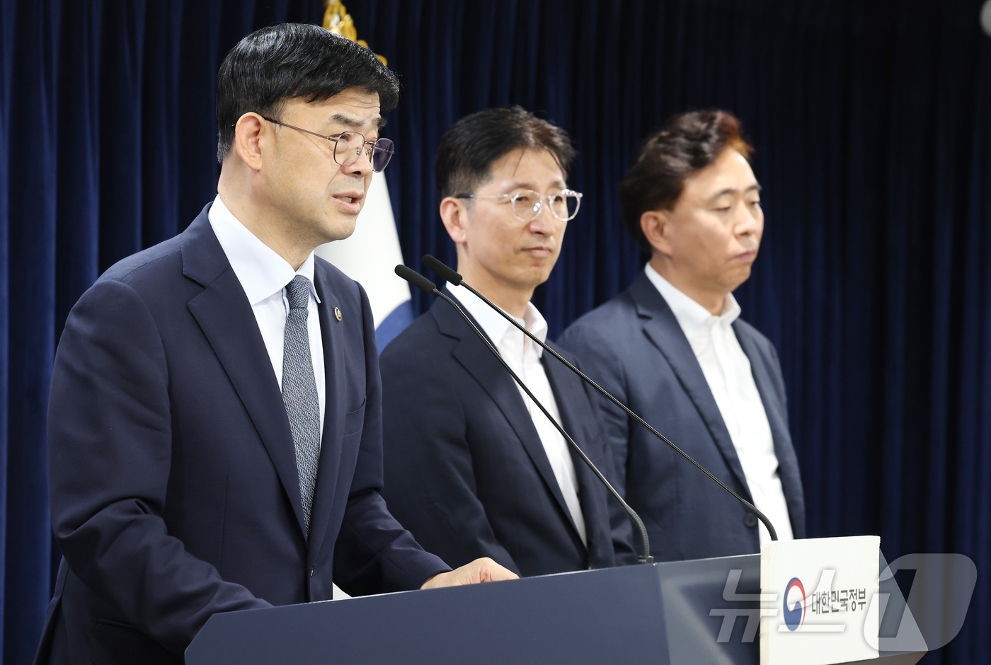 (서울=뉴스1) 임세영 기자 = 이상경 국토교통부 1차관이 21일 오후 서울 종로구 정부서울청사에서 외국인 토지거래허가구역 지정 관련 합동 브리핑을 하고 있다.왼쪽부터 이 1차관, …