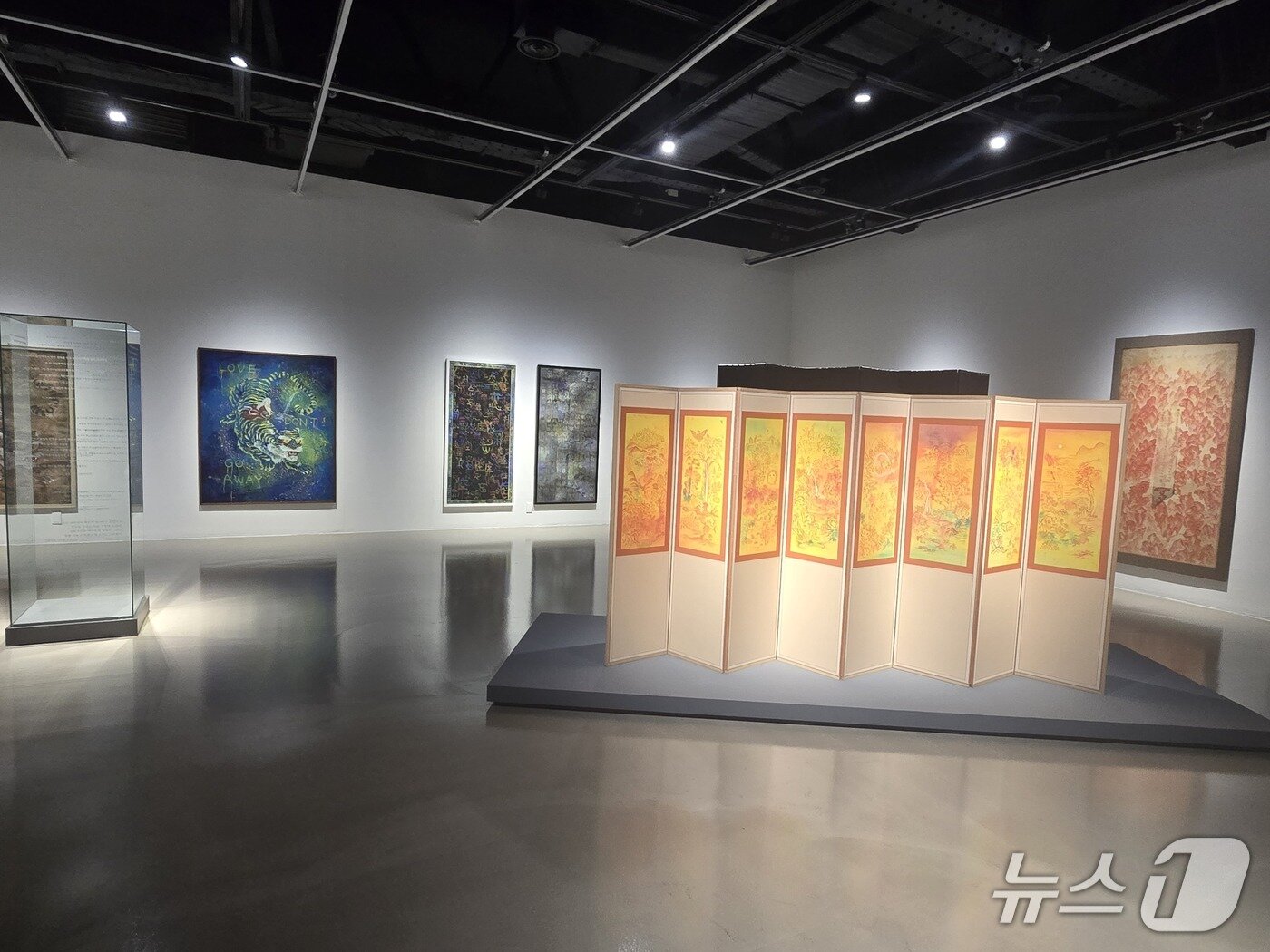본문 이미지 - &#39;안티-셀프: 나에 반하여&#39;展 전시 전경. ⓒ 뉴스1 김정한 기자