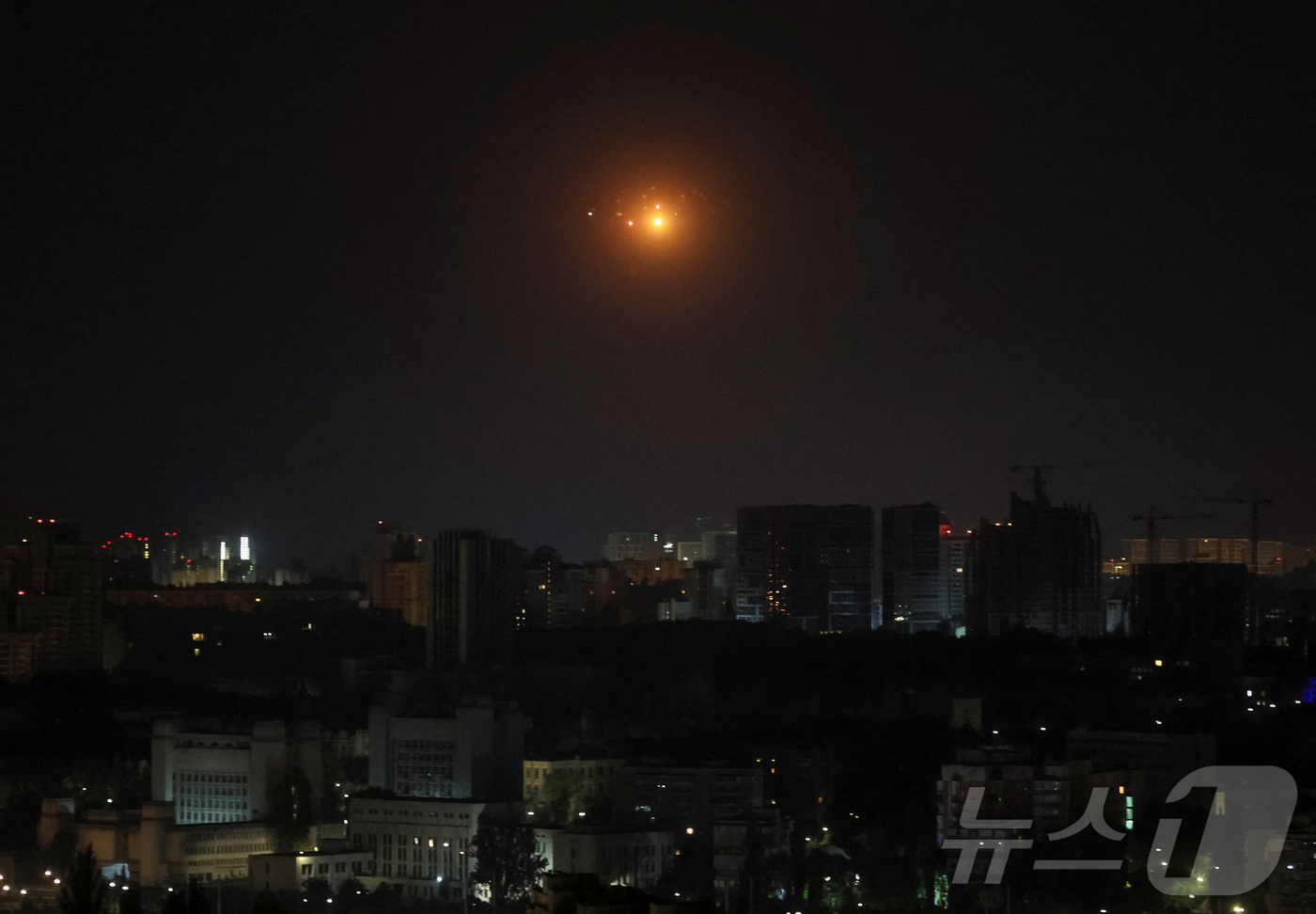 (키이우 로이터=뉴스1) 김지완 기자 = 21일(현지시간) 우크라이나 키이우에 침입한 러시아 드론을 향해 우크라이나군이 사격을 하고 있다. 2025.08.21ⓒ 로이터=뉴스1