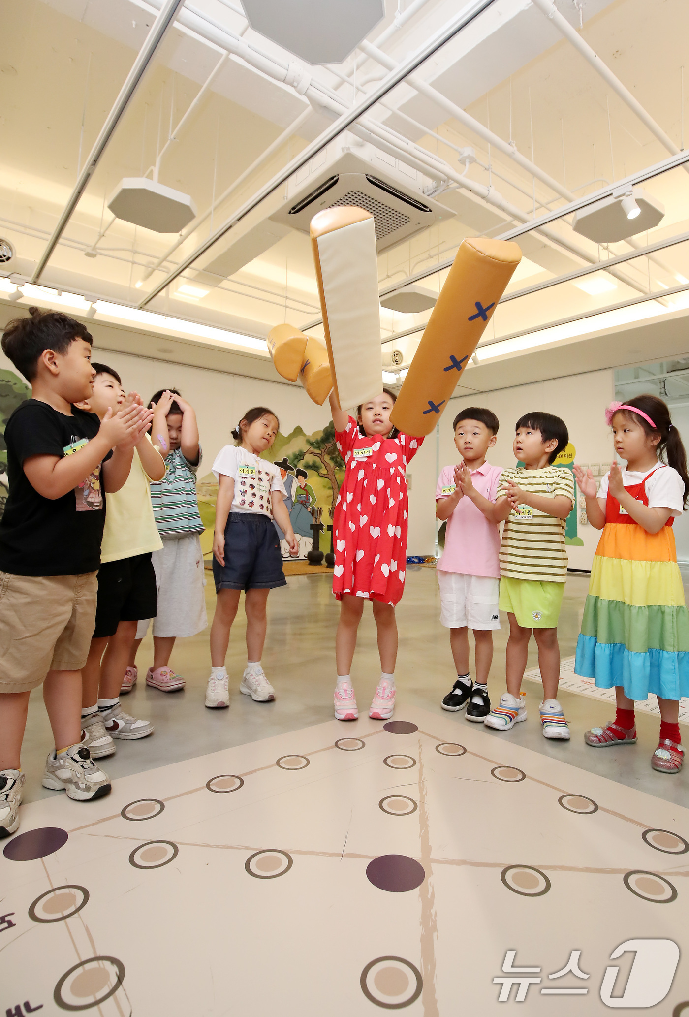 (경산=뉴스1) 공정식 기자 = 21일 대구대학교 경산캠퍼스 중앙박물관에서 열린 체험형 전시 '놀다×잇다' 특별전을 찾은 대구대 사범대학 부속 영광유치원 어린이들이 윷놀이를 하고 …