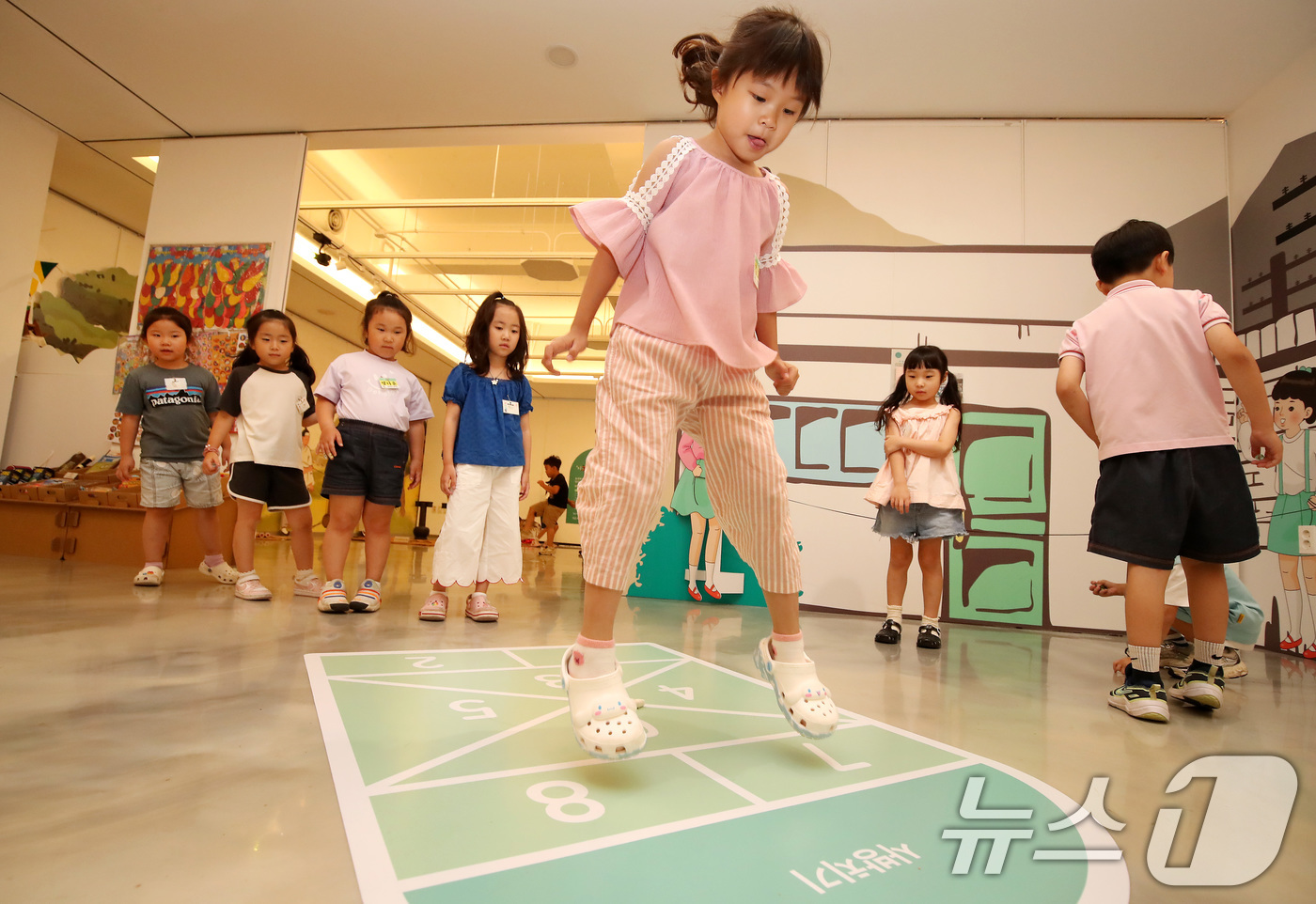 (경산=뉴스1) 공정식 기자 = 21일 대구대학교 경산캠퍼스 중앙박물관에서 열린 체험형 전시 '놀다×잇다' 특별전을 찾은 대구대 사범대학 부속 영광유치원 어린이들이 사방치기 놀이를 …