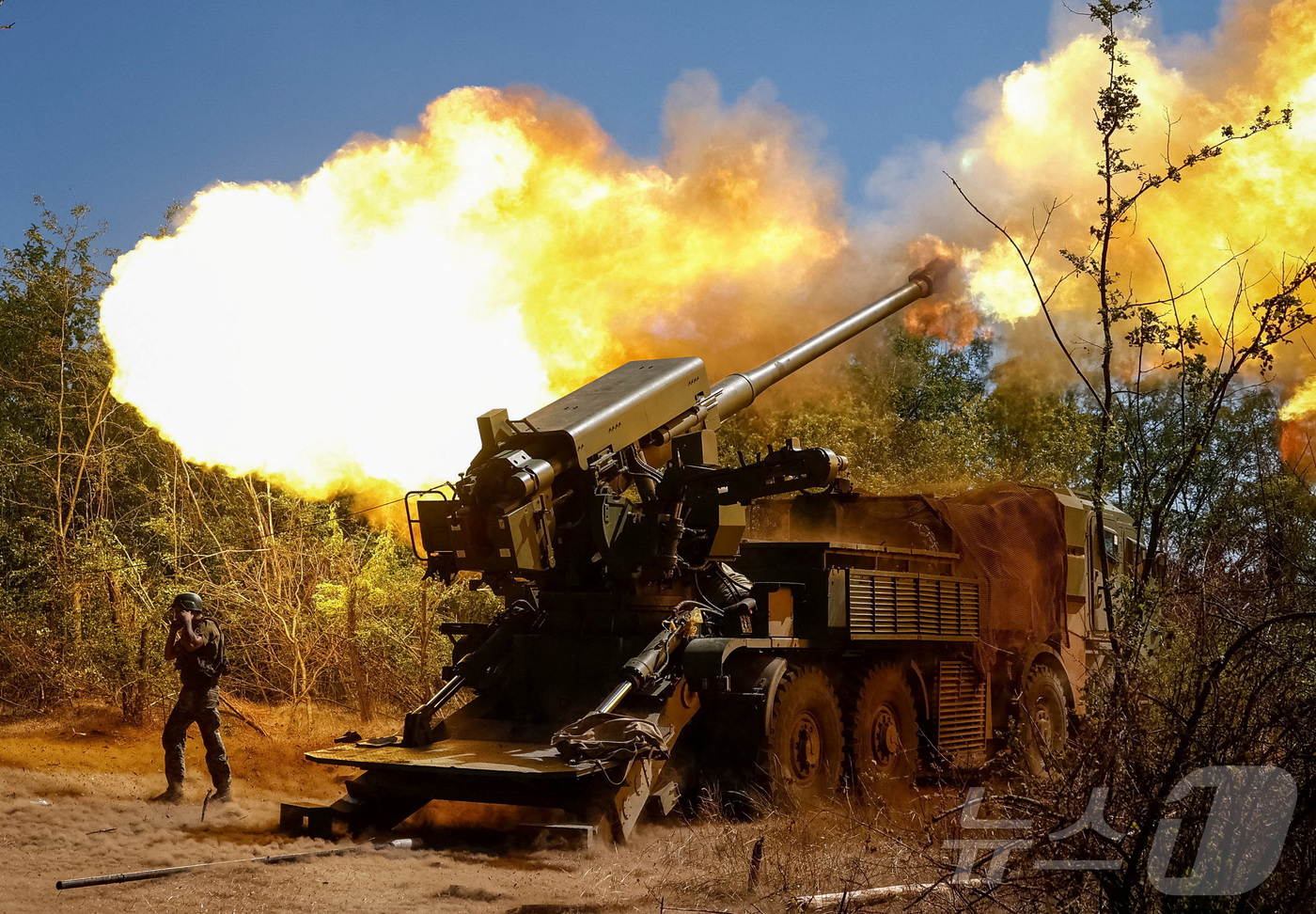 (자포리자 로이터=뉴스1) 김지완 기자 = 20일(현지시간) 우크라이나 자포리자 지역에서 우크라이나군 제44독립 포병여단 소속 군인이 러시아군을 향해 2S22 보흐다나 자주포를 발 …