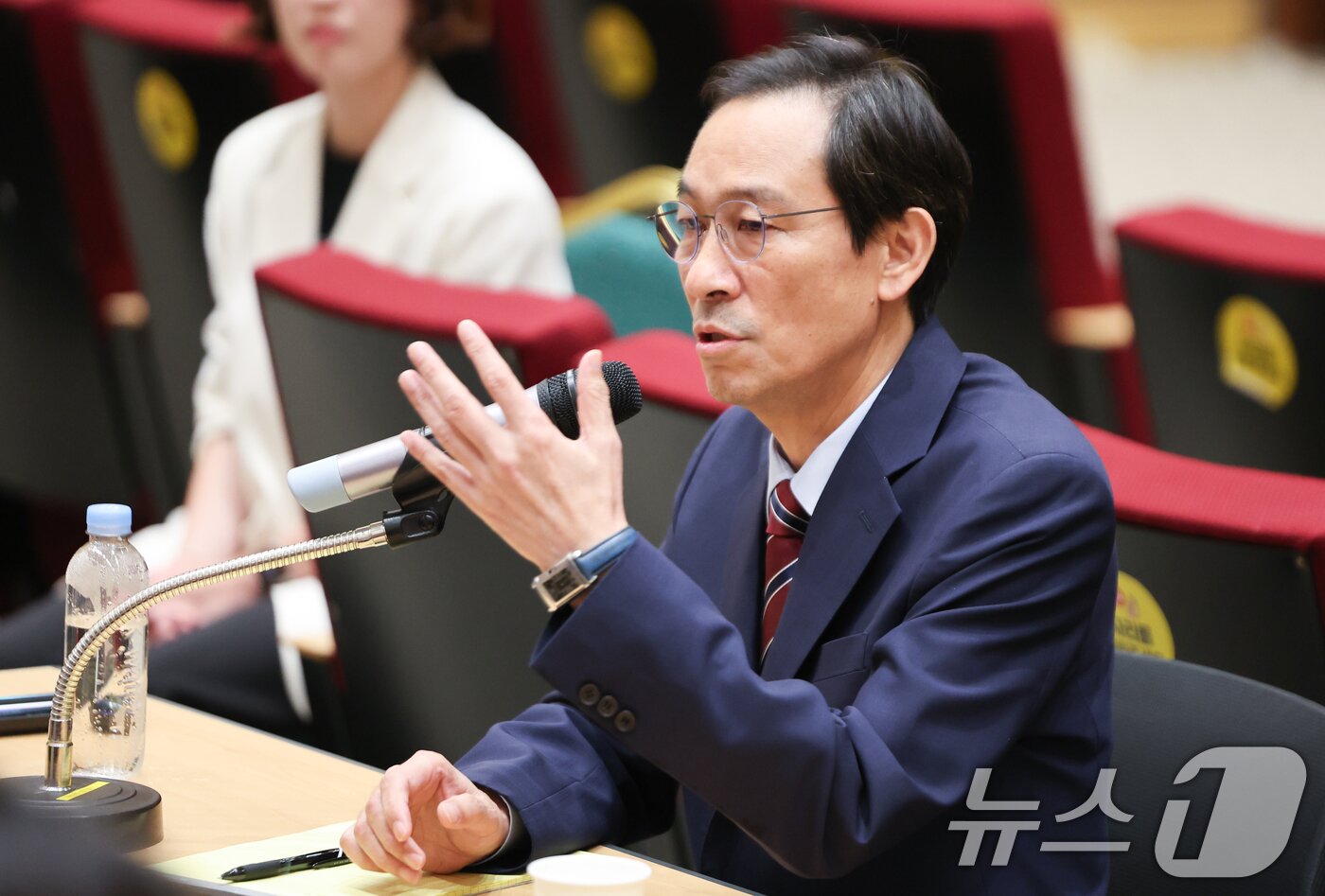 본문 이미지 - 우상호 정무수석이 지난달 21일 서울 용산구 대통령실 청사에서 열린 기자간담회에서 취재진의 질의에 답하고 있다. 2025.8.21/뉴스1 ⓒ News1 허경 기자