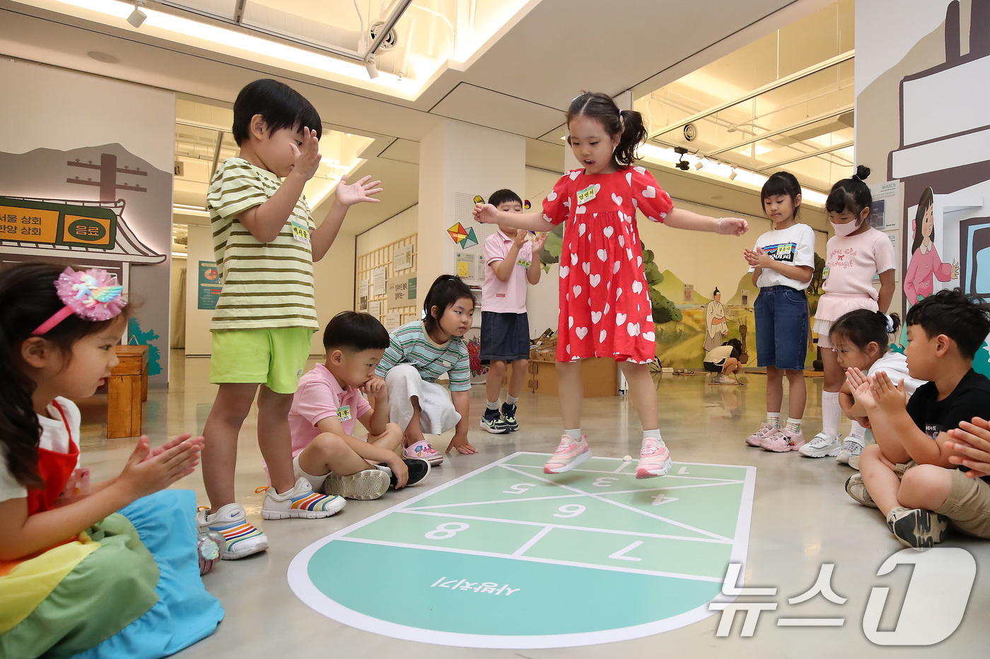 (경산=뉴스1) 공정식 기자 = 21일 대구대학교 경산캠퍼스 중앙박물관에서 열린 체험형 전시 '놀다×잇다' 특별전을 찾은 대구대 사범대학 부속 영광유치원 어린이들이 사방치기 놀이를 …