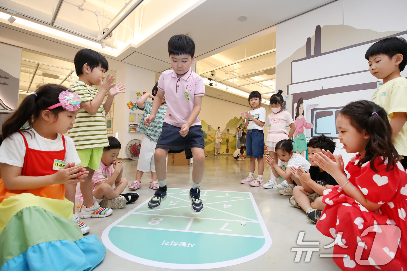 (경산=뉴스1) 공정식 기자 = 21일 대구대학교 경산캠퍼스 중앙박물관에서 열린 체험형 전시 '놀다×잇다' 특별전을 찾은 대구대 사범대학 부속 영광유치원 어린이들이 사방치기 놀이를 …
