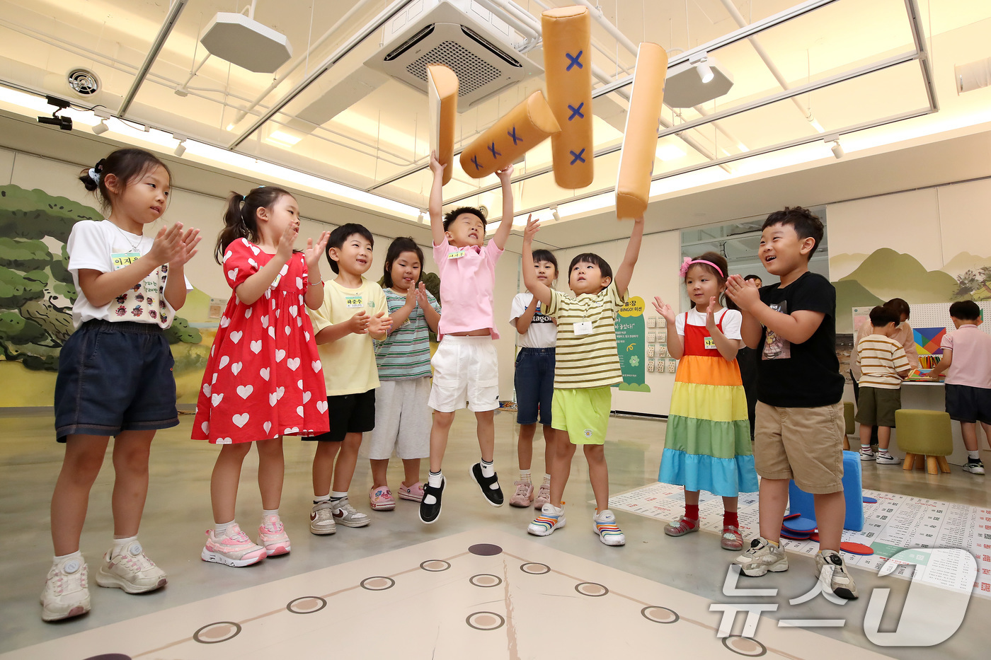(경산=뉴스1) 공정식 기자 = 21일 대구대학교 경산캠퍼스 중앙박물관에서 열린 체험형 전시 '놀다×잇다' 특별전을 찾은 대구대 사범대학 부속 영광유치원 어린이들이 윷놀이를 하고 …