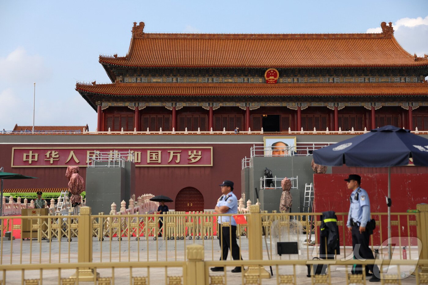 본문 이미지 - 지난 20일 중국 베이징 천안문 광장에서 공안이 경계근무를 서고 있다. 천안문 광장은 다음달 3일 열리는 제2차 세계대전 승전 80주년 기념 열병식을 앞두고 폐쇄된 상태다. 2025.08.20 ⓒ 로이터=뉴스1 ⓒ News1 김지완 기자