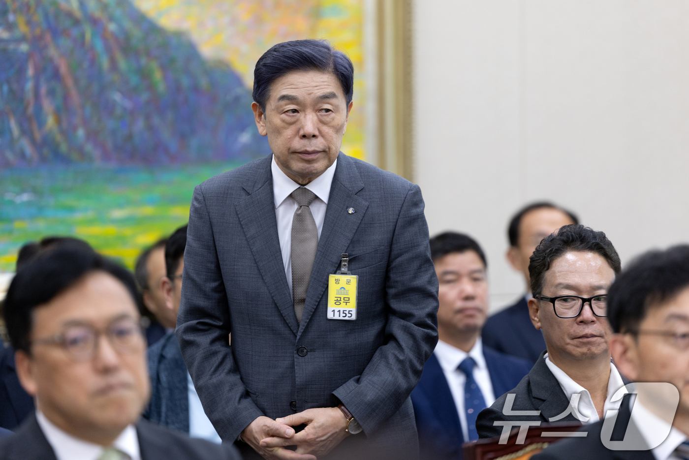 (서울=뉴스1) 이승배 기자 = 김형석 독립기념관장이 21일 서울 여의도 국회에서 열린 국회 정무위원회 전체회의에 출석해 질의 답변을 위해 단상으로 향하고 있다. 2025.8.21 …