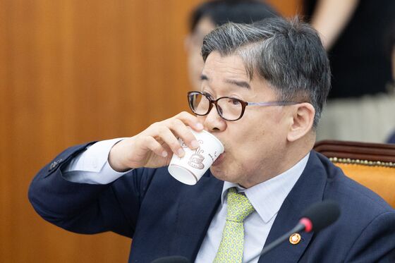 목 축이는 유철환 국민권익위원장