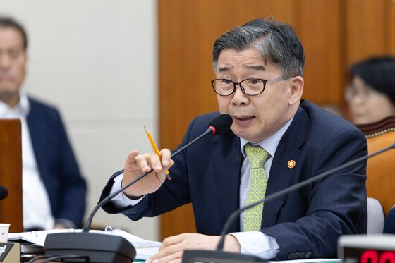 의원 질의 답변하는 유철환 국민권익위원장