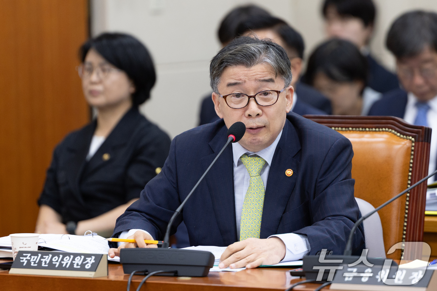 (서울=뉴스1) 이승배 기자 = 유철환 국민권익위원회 위원장이 21일 서울 여의도 국회에서 열린 국회 정무위원회 전체회의에 출석해 의원 질의에 답변하고 있다. 2025.8.21/뉴 …