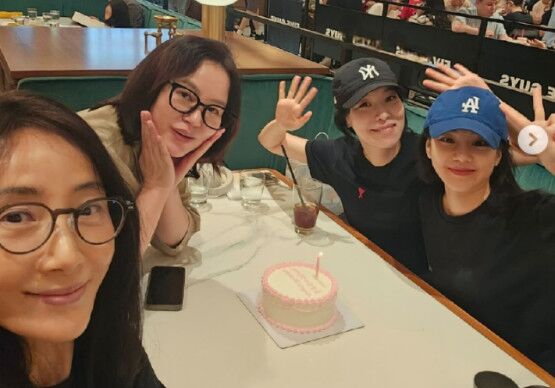 59세 도지원, 여배우들과 김금순 생파…민낯에도 빛나는 동안 미모