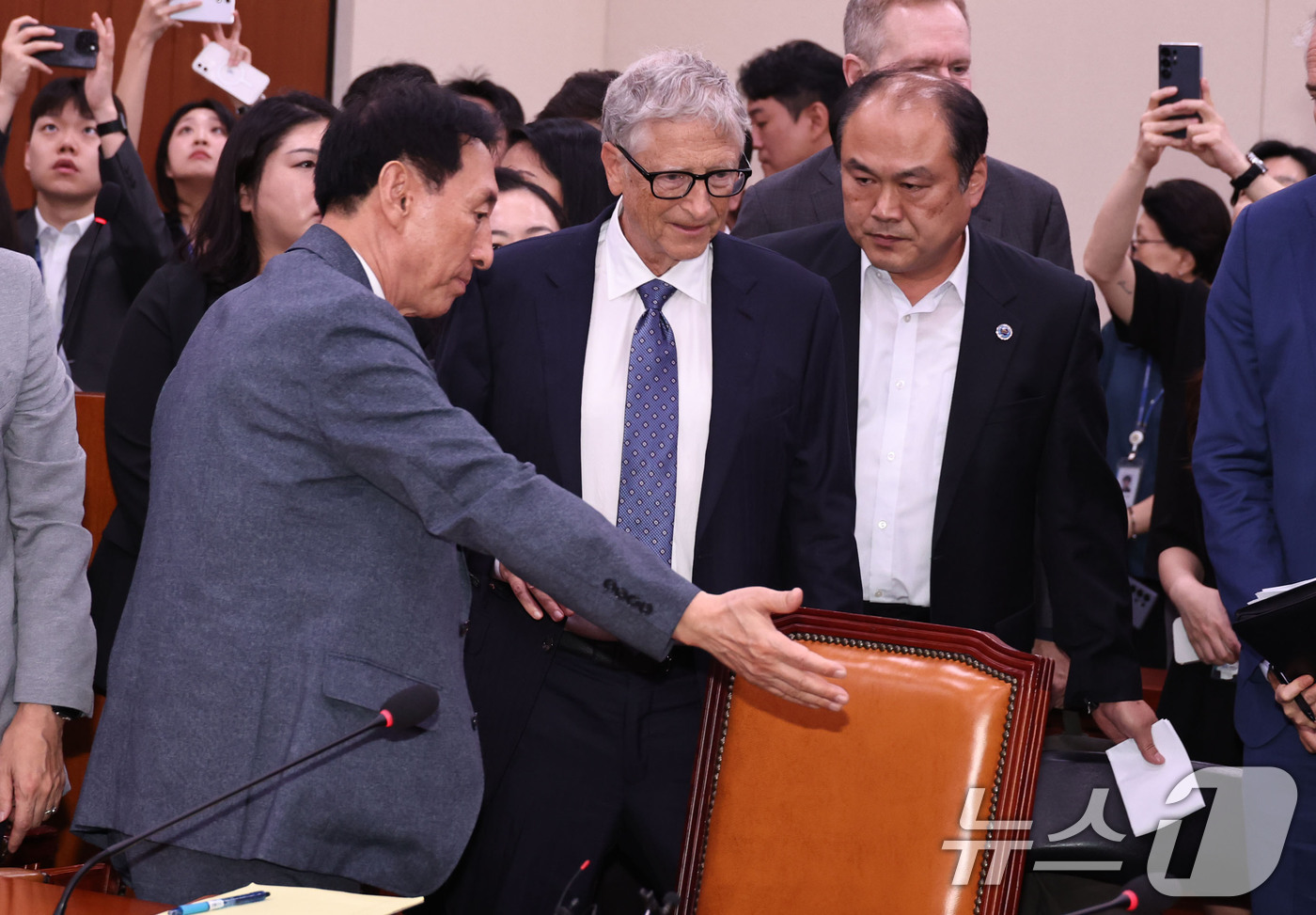 (서울=뉴스1) 국회사진기자단 = 빌게이츠 게이츠재단 이사장이 21일 오후 서울 여의도 국회에서 열린 외교통일위원회 간담회에 참석해 김석기 위원장의 안내를 받고 있다. 2025.8 …