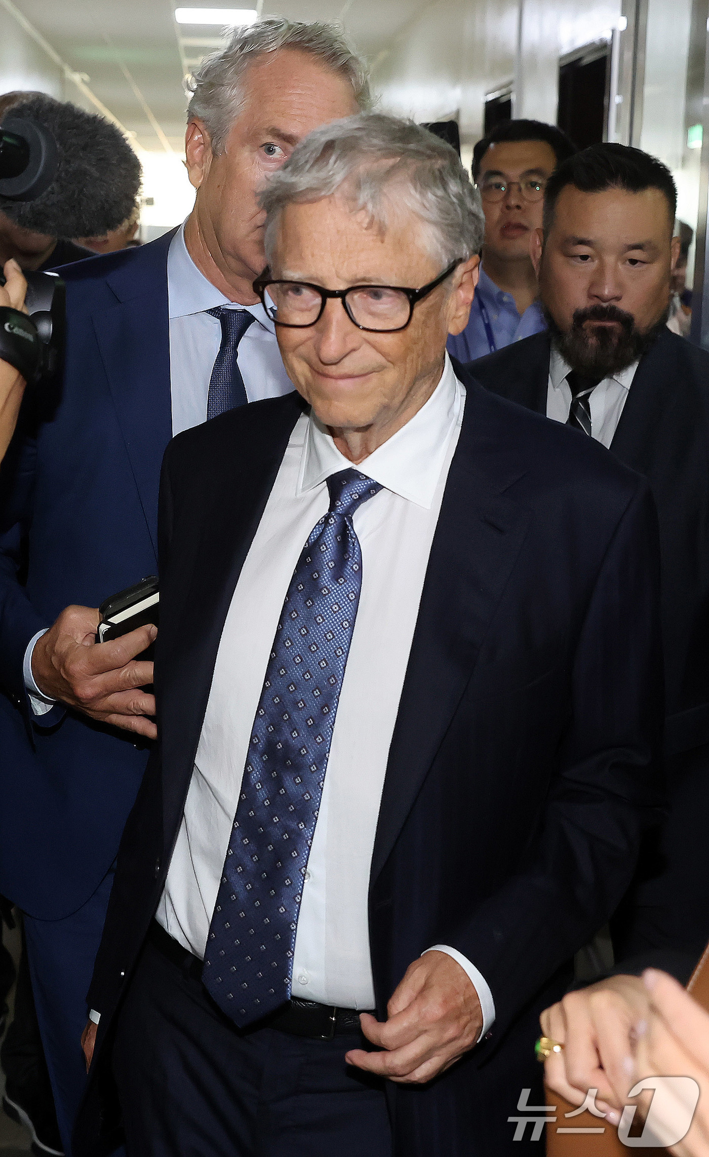 (서울=뉴스1) 국회사진기자단 = 빌 게이츠 게이츠재단 이사장이 21일 서울 여의도 국회 외교통일위원회에서 '한국의 글로벌 조건 기여와 리더십'을 주제로 간담회를 하기위해 입장하고 …