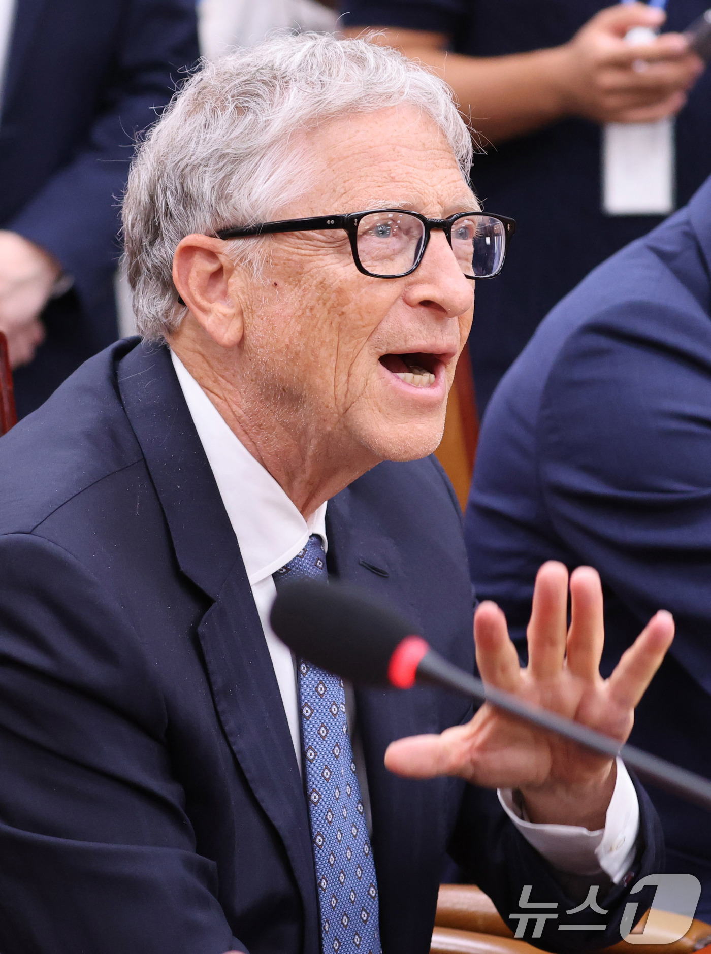 (서울=뉴스1) 국회사진기자단 = 빌 게이츠 게이츠재단 이사장이 21일 서울 여의도 국회 외교통일위원회를 찾아 '한국의 글로벌 조건 기여와 리더십'을 주제로 간담회를 하고 있다. …