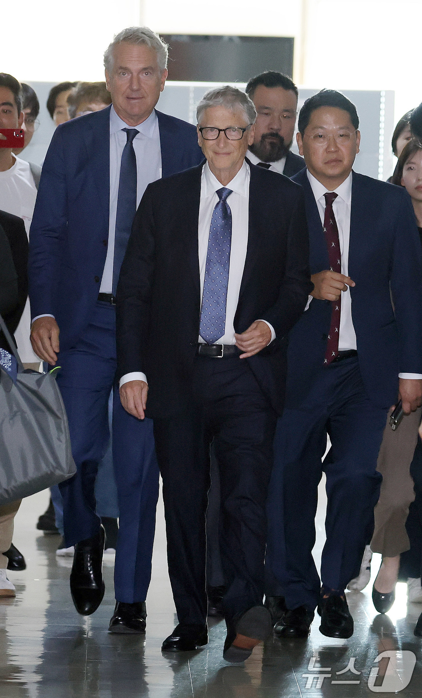 (서울=뉴스1) 국회사진기자단 = 빌 게이츠 게이츠재단 이사장이 21일 서울 여의도 국회 외교통일위원회에서 '한국의 글로벌 조건 기여와 리더십'을 주제로 간담회를 하기 위해 입장하 …