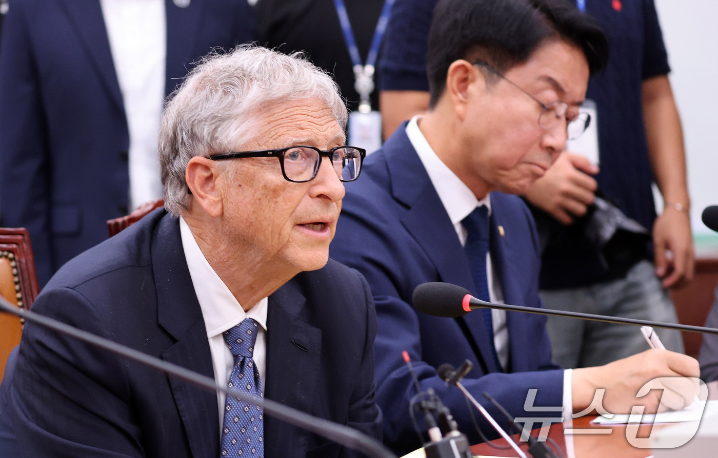 (서울=뉴스1) 국회사진기자단 = 빌 게이츠 게이츠재단 이사장이 21일 서울 여의도 국회 외교통일위원회를 찾아 '한국의 글로벌 조건 기여와 리더십'을 주제로 간담회를 하고 있다. …