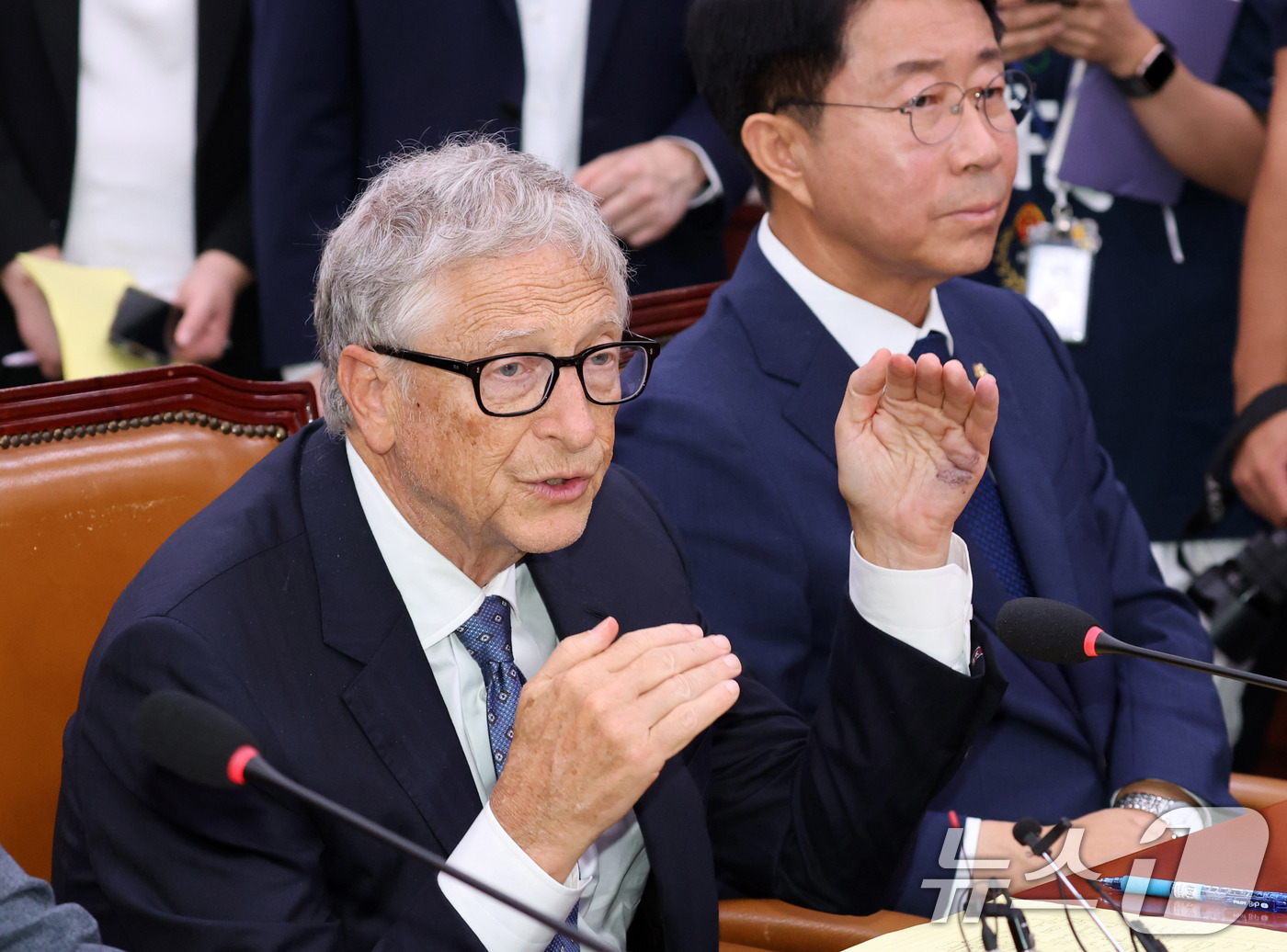 (서울=뉴스1) 국회사진기자단 = 빌 게이츠 게이츠재단 이사장이 21일 서울 여의도 국회 외교통일위원회를 찾아 '한국의 글로벌 조건 기여와 리더십'을 주제로 간담회를 하고 있다. …