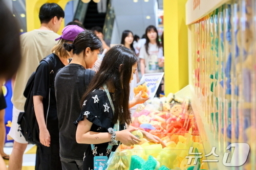 (서울=뉴스1) = 21일 부산시 부산진구 롯데백화점 부산본점 스크럽 대디 팝업스토어에서 시민들이 고양이, 거북이, 하트 등 다양한 쉐입의 컬러풀한 수세미를 디저트를 고르듯 선택하 …