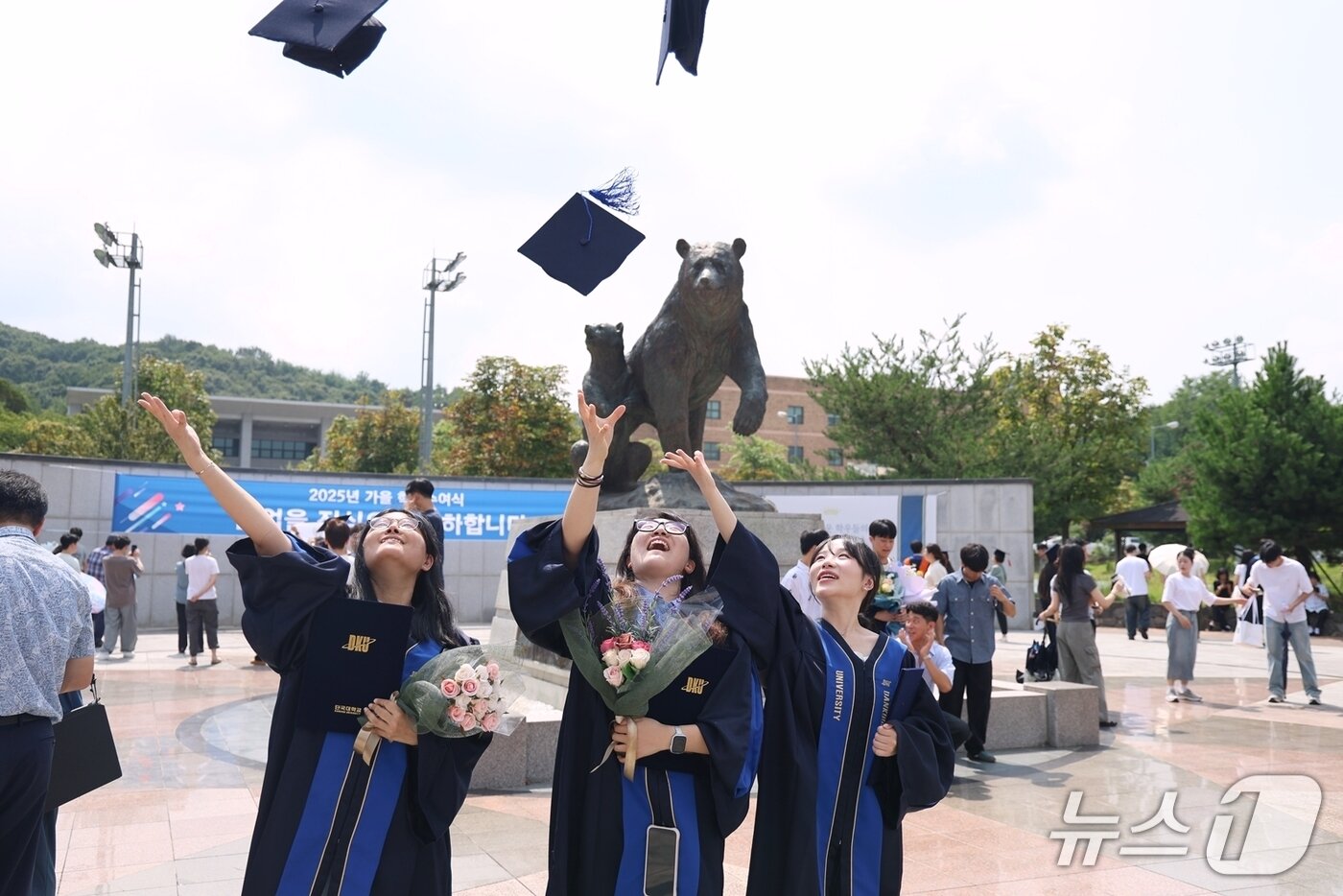 본문 이미지 - 단국대 학위수여식에서 졸업생들이 학위모를 날리며 기뻐하고 있는 모습.(단국대 제공)