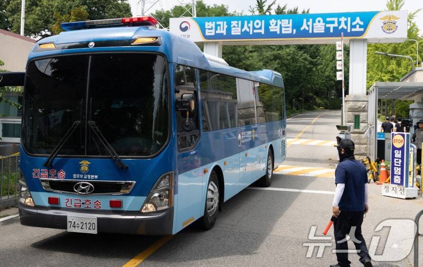 본문 이미지 - 지난달 31일 오후 경기 의왕시 서울구치소에서 호송차량이 나오고 있다. &#40;사진은 기사 내용과 무관함&#41; 2025.7.31/뉴스1 ⓒ News1 이승배 기자