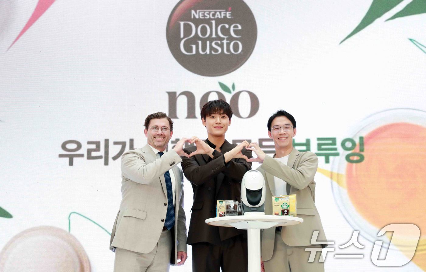 (서울=뉴스1) = 21일 서울 영등포 타임스퀘어에서 열린 ‘네스카페 돌체구스토 네오’ 신제품 출시 기념 행사에서 브랜드 엠버서더인 배우 이도현, 토마스 카소 네슬레코리아 대표(왼 …