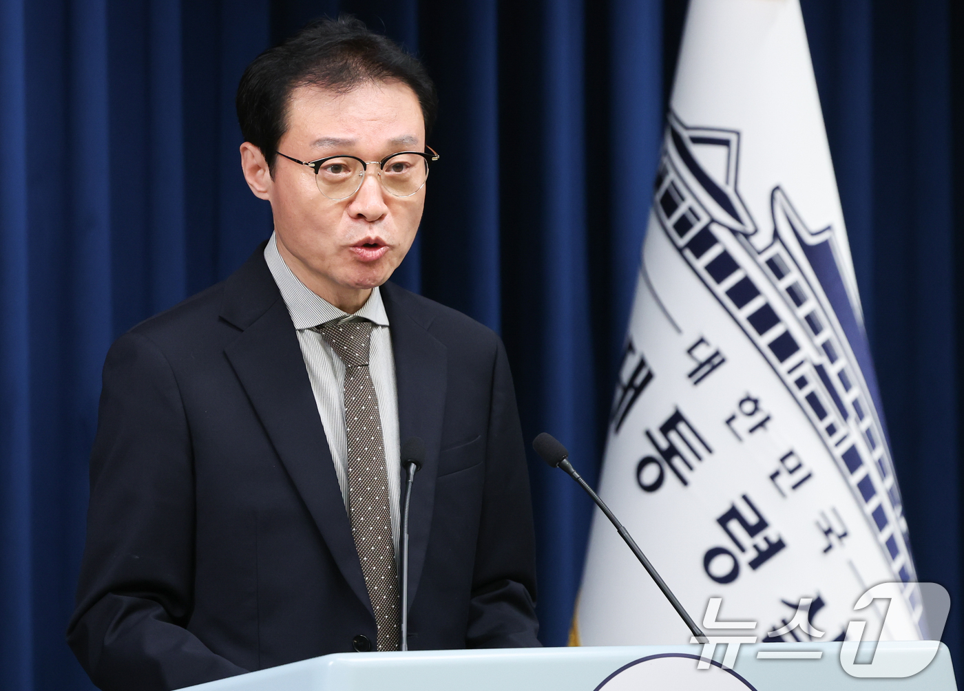 (서울=뉴스1) 허경 기자 = 이규연 홍보소통수석이 21일 서울 용산 대통령실 청사에서 대통령 주재 수석보좌관 회의 관련 브리핑을 하고 있다. 2025.8.21/뉴스1