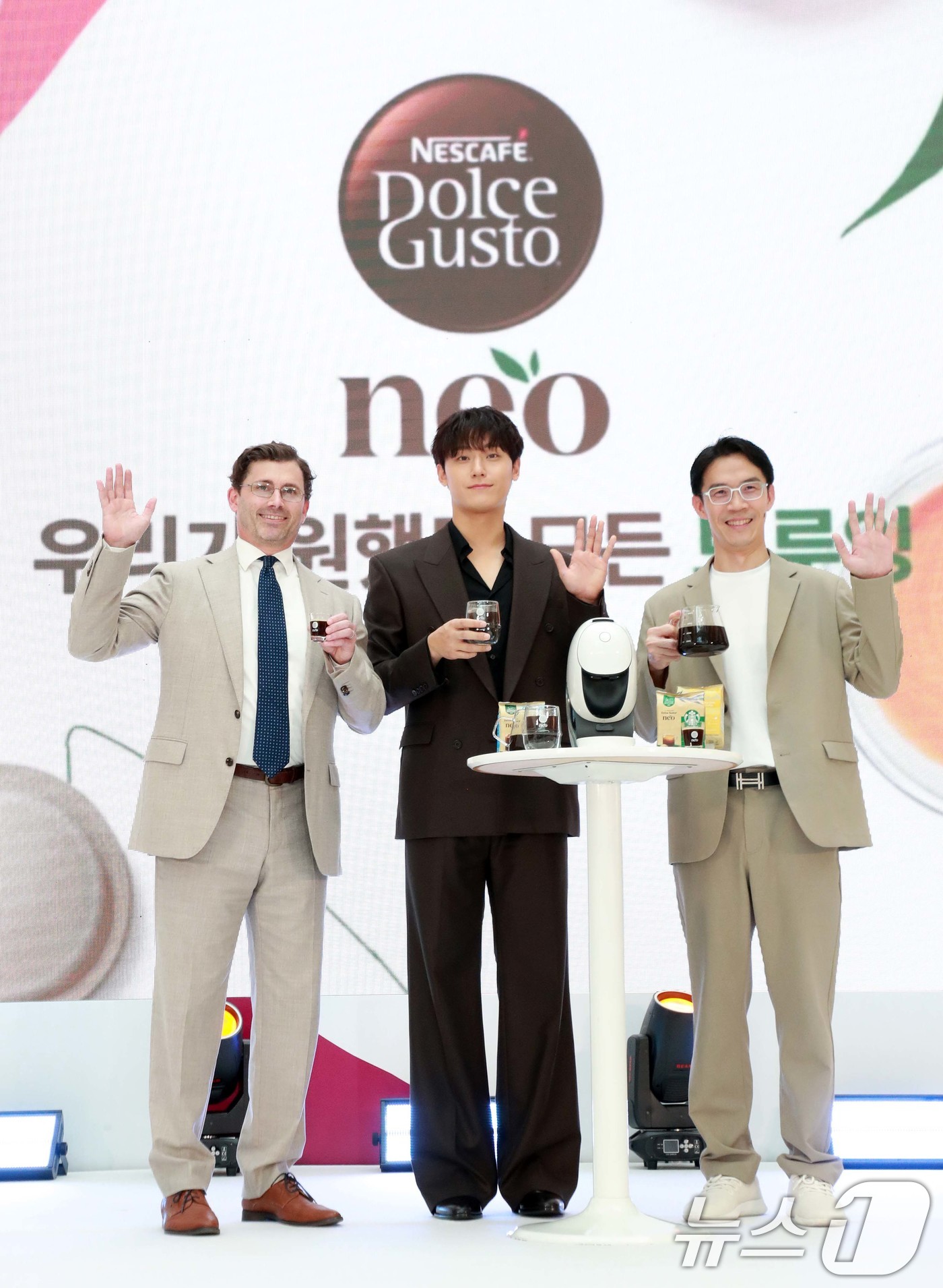 (서울=뉴스1) = 21일 서울 영등포 타임스퀘어에서 열린 ‘네스카페 돌체구스토 네오’ 신제품 출시 기념 행사에서 브랜드 엠버서더인 배우 이도현, 토마스 카소 네슬레코리아 대표(왼 …