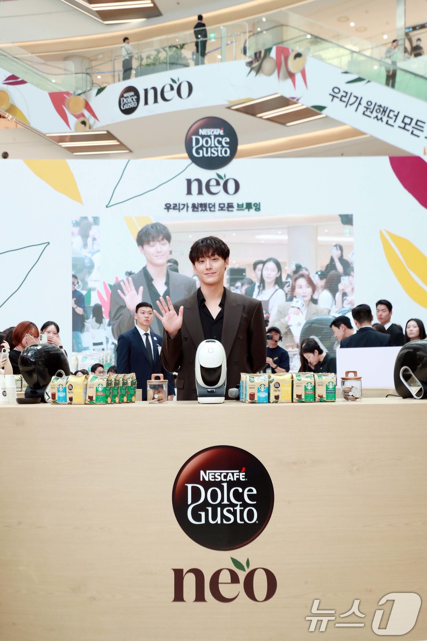 (서울=뉴스1) = 배우 이도현이 21일 서울 영등포 타임스퀘어에서 열린 ‘네스카페 돌체구스토 네오’ 신제품 출시 기념 행사에서 깜짝 바리스타로 변신해 현장을 찾은 팬들과 소비자들 …