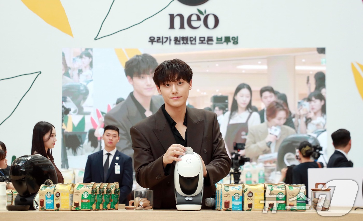 (서울=뉴스1) = 배우 이도현이 21일 서울 영등포 타임스퀘어에서 열린 ‘네스카페 돌체구스토 네오’ 신제품 출시 기념 행사에서 깜짝 바리스타로 변신해 현장을 찾은 팬들과 소비자들 …