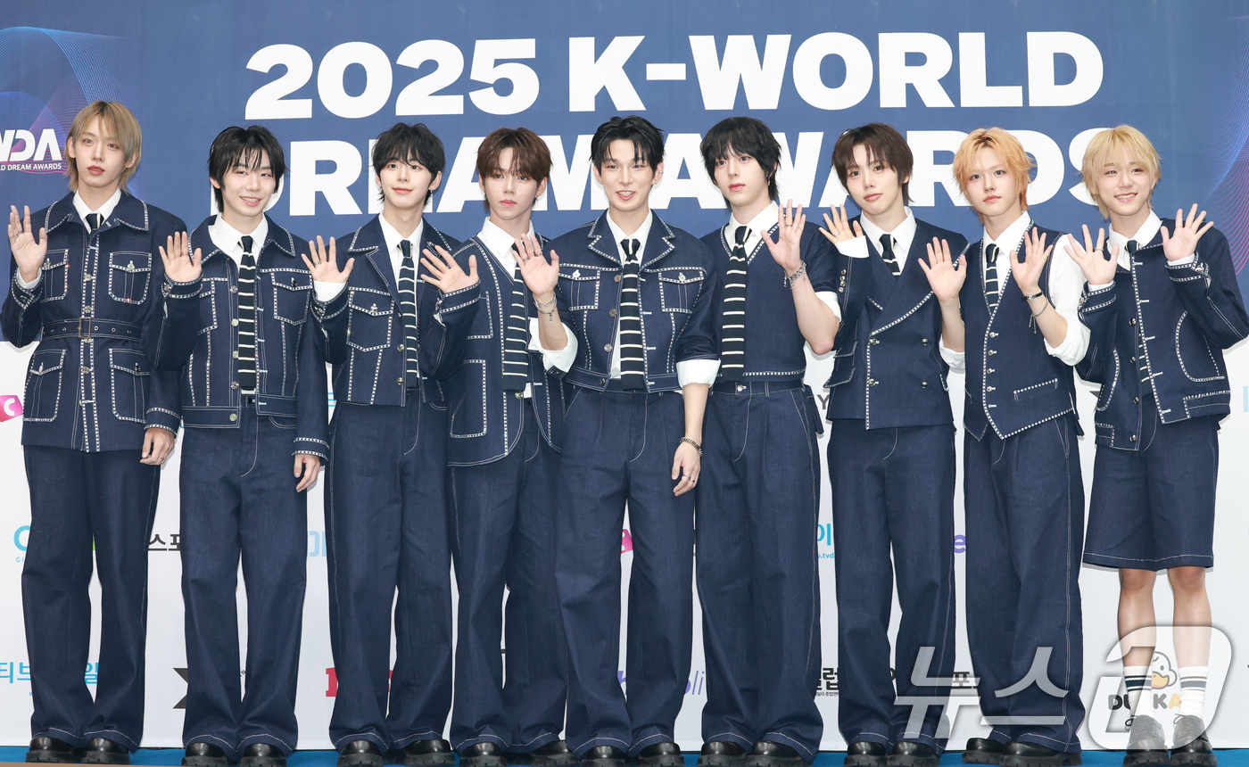 (서울=뉴스1) 권현진 기자 = 그룹 아홉이 21일 오후 서울 송파구 잠실 실내체육관에서 열린 '2025 케이 월드 드림 어워즈( K-WORLD DREAM AWARDS 2025)' …