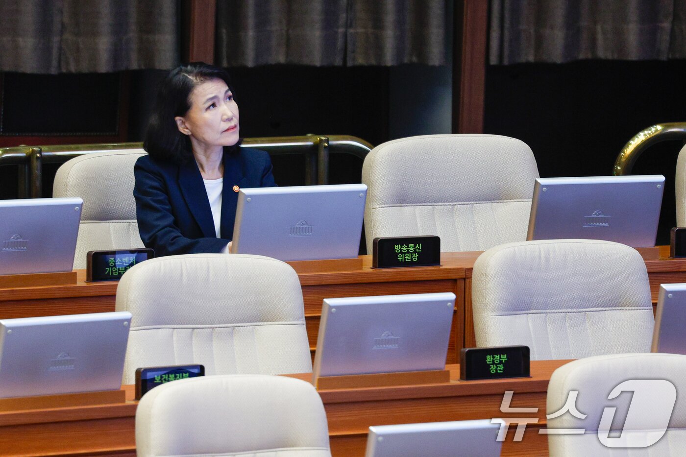 본문 이미지 - 이진숙 방송통신위원장이 21일 서울 여의도 국회에서 열린 제428회 국회(임시회) 본회의에서 최형두 국민의힘 의원의 한국교육방송공사법(EBS법) 개정안에 대한 무제한 토론(필리버스터)을 듣고 있다. 2025.8.21/뉴스1 ⓒ News1 안은나 기자