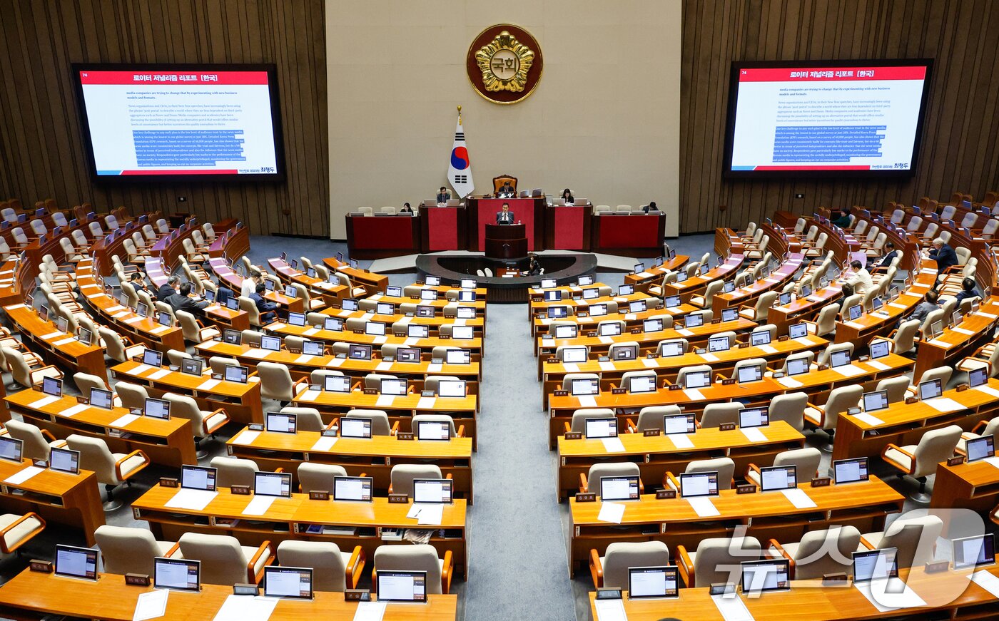 본문 이미지 - 최형두 국민의힘 의원이 21일 서울 여의도 국회에서 열린 제428회 국회&#40;임시회&#41; 본회의에서 한국교육방송공사법&#40;EBS법&#41; 개정안에 대한 무제한 토론&#40;필리버스터&#41;을 하고 있다. 2025.8.21/뉴스1 ⓒ News1 안은나 기자