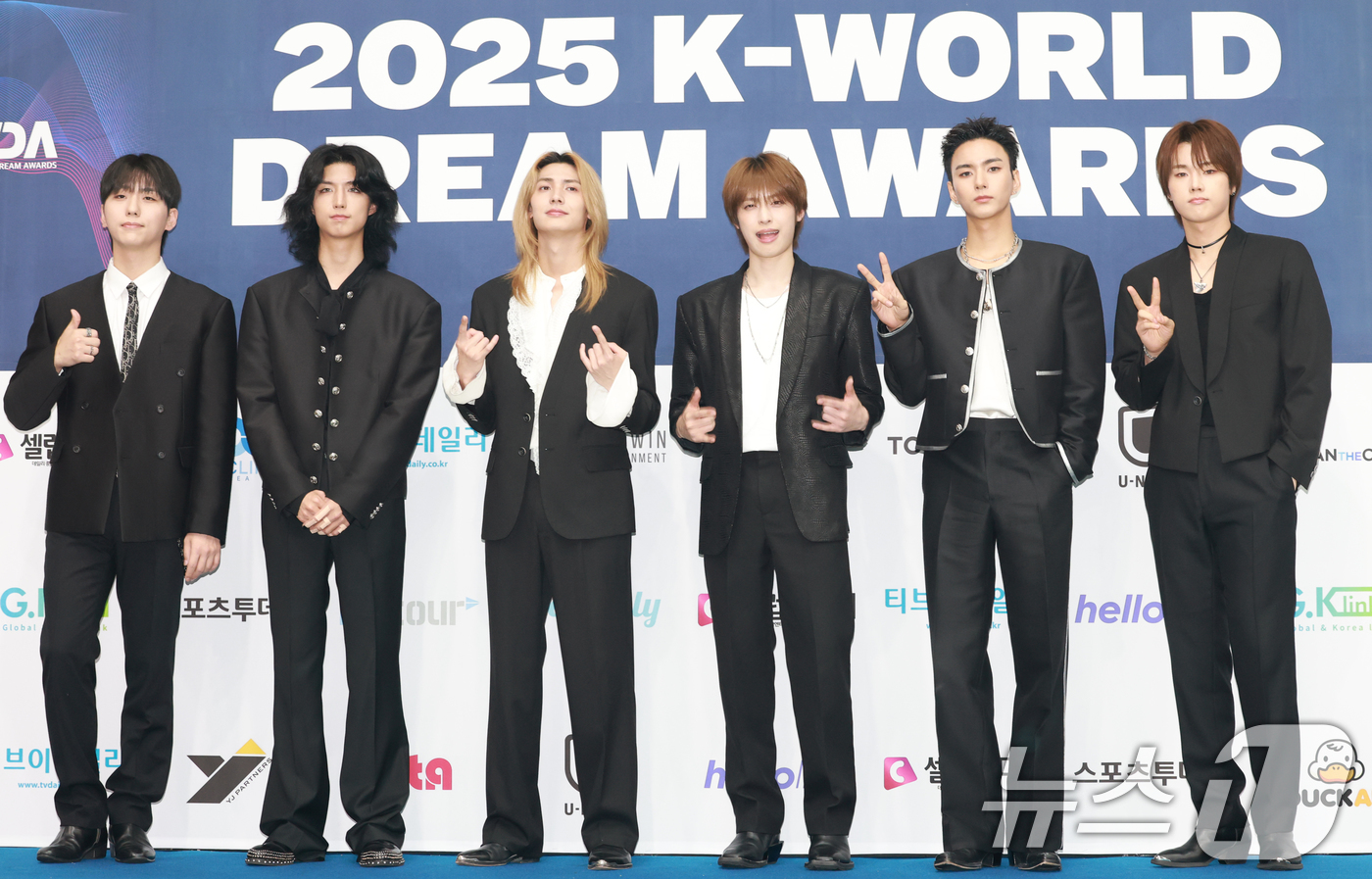(서울=뉴스1) 권현진 기자 = 엑스디너리 히어로즈가 21일 오후 서울 송파구 잠실 실내체육관에서 열린 '2025 케이 월드 드림 어워즈( K-WORLD DREAM AWARDS 2 …
