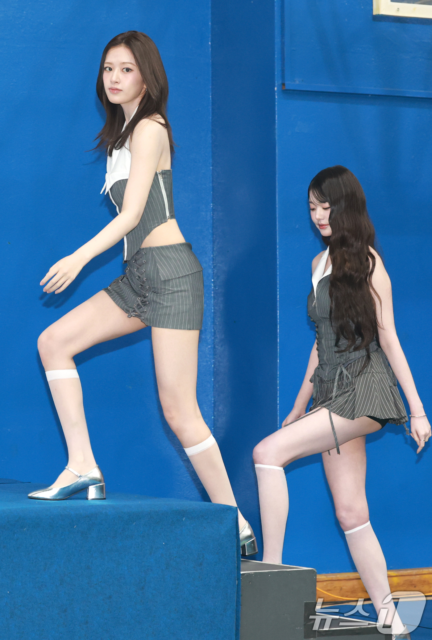 (서울=뉴스1) 권현진 기자 = 아이브 안유진과 장원영(오른쪽)이 21일 오후 서울 송파구 잠실 실내체육관에서 열린 '2025 케이 월드 드림 어워즈( K-WORLD DREAM A …