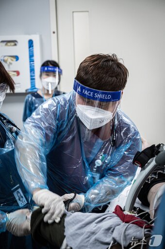 본문 이미지 - 서울대학교병원 권역응급의료센터 소속 20년 차 최명재 응급구조사가 현장에서 환자에게 응급 처치를 하는 모습.&#40;최명재 응급구조사 제공&#41;