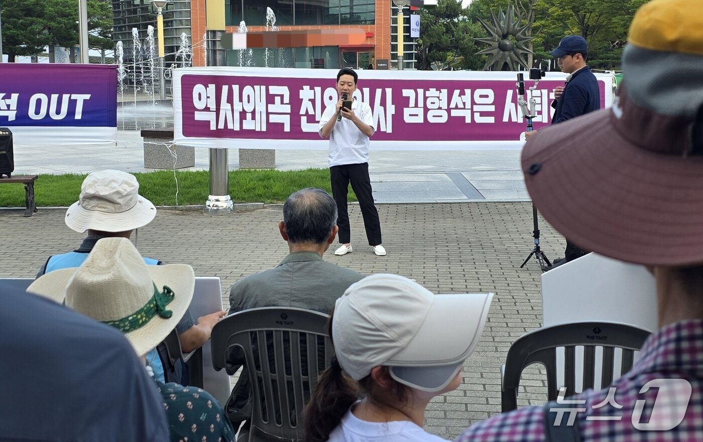 본문 이미지 - 21일 독립기념관 겨레의 마루에서 열린 김형석 관장 퇴진 집회에서 독립유공자 후손이 발언하고 있다. 2025.8.21. /뉴스1ⓒNews1 이시우 기자