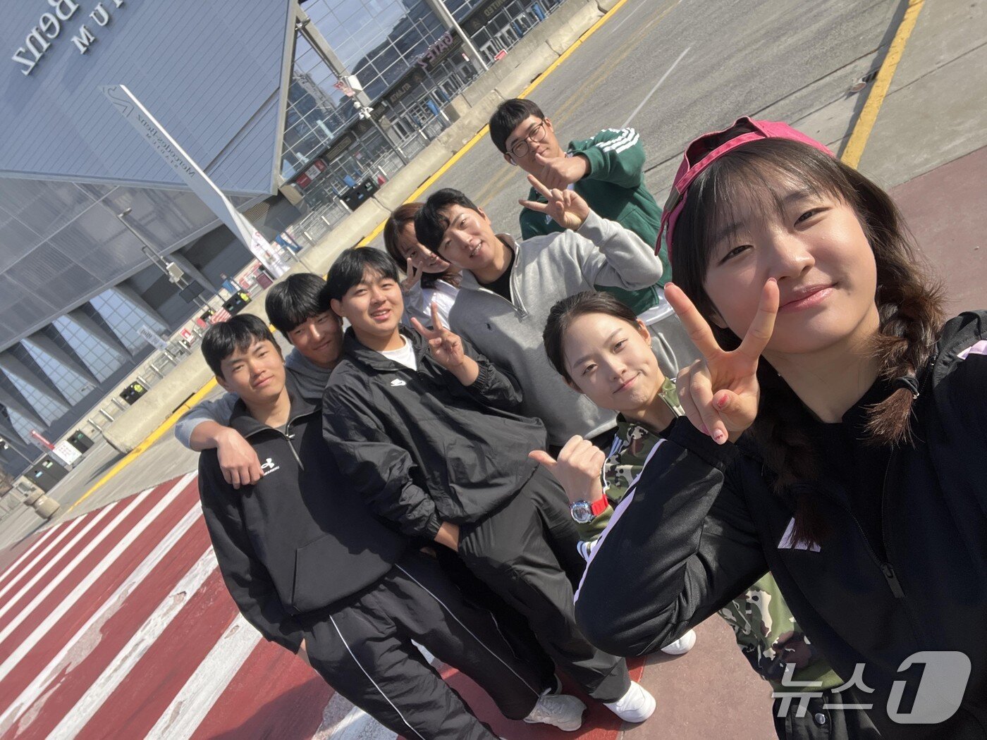 본문 이미지 - KLPGA 준회원 자격을 획득한 함평골프고 김채은 학생&#40;맨 앞&#41;이 친구들과 사진을 찍고 있다. &#40;전남도교육청 제공, 재판매 및 DB 금지&#41;/뉴스1 