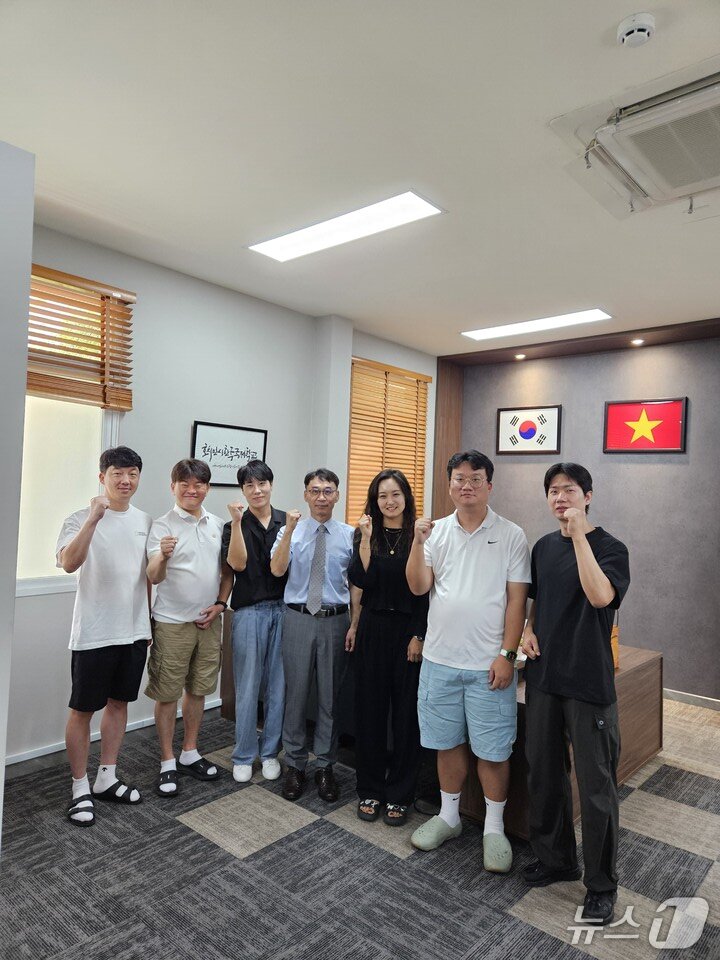 본문 이미지 - 화순초 &#39;2030 온&#40;ON&#41;세상 교실 연구회&#39; 회원들이 베트남과 국제교류 연수를 갖고 기념 사진을 찍고 있다.  &#40;전남도교육청 제공, 재판매 및 DB 금지&#41;/뉴스1